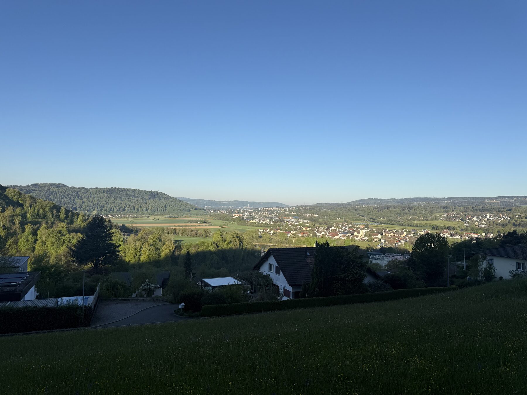 Blick vom Etzger Eichwald in die Rheinebene mit Luttingen im Vordergrund, Laufenburg dahinter, Grunholz rechts und Industrieanlagen in Sisseln im Hintergrund